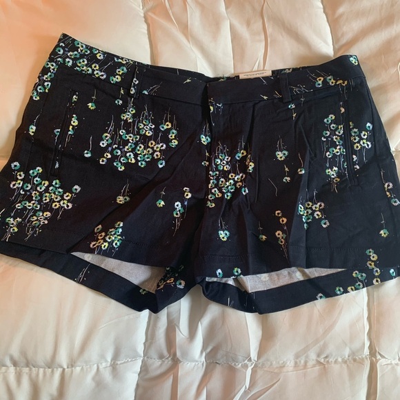 NWT navy blue with flower detailing shorts - Picture 2 of 4